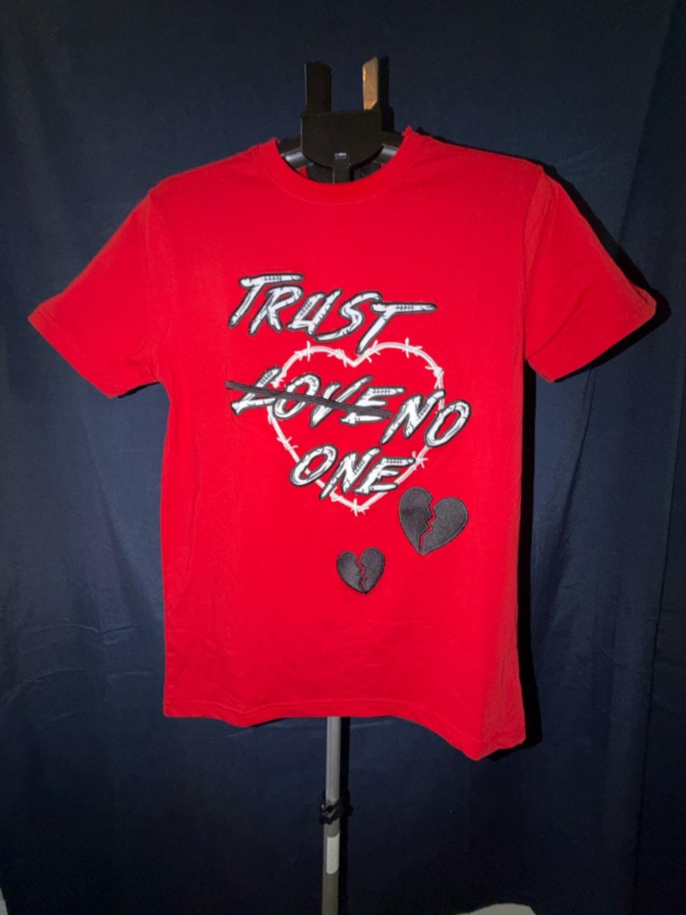 Focus Trust No One Graphic Tee Red Heart Break Shirt Small Streetwear